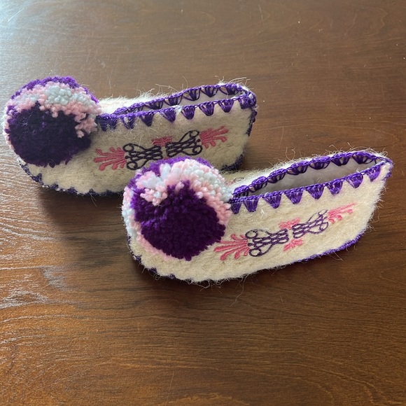 Traditional Greek woolen slippers with non-slip leather sole - Picture 4 of 6